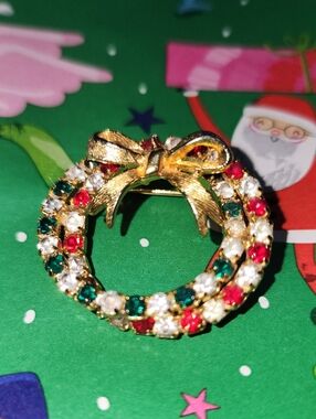 Christmas In July!! Festive Gold Wreath Brooch with Red, Green & White Stones